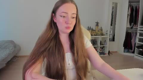 Snapshot of lil_happiness chatting on 06/22/26, 12:57 for free registration 3 online show from 06/22/26, 12:57