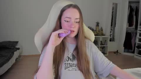 Snapshot of lil_happiness chatting on 07/01/26, 09:14 for free registration 3 online show from 07/01/26, 09:14