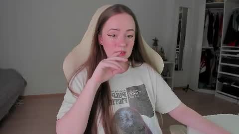 Snapshot of lil_happiness chatting on 07/17/26, 05:18 for free registration 3 online show from 07/17/26, 05:18