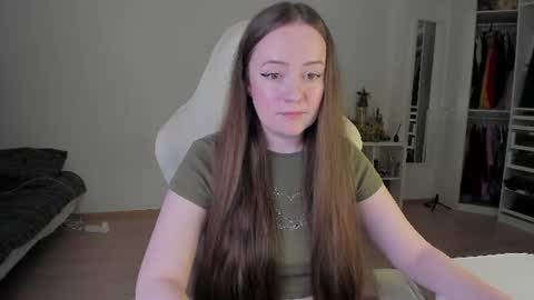 Snapshot of lil_happiness chatting on 08/08/26, 09:39 for free registration 3 online show from 08/08/26, 09:39