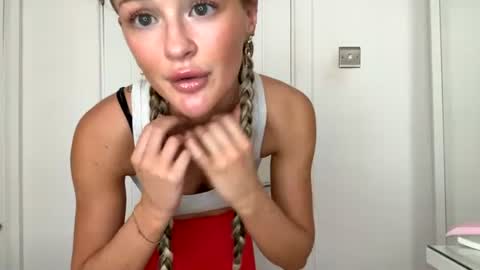 Snapshot of lilaxoxox chatting on 06/26/26, 02:10 Lila online show from 06/26/26, 02:10