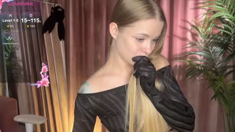 Lili online show from 09/15/25, 10:59