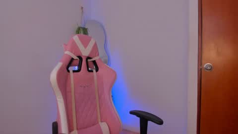 holis soy lily chang no olvides el pulgar arriba es muy importante para mi 3 independent model online show from 01/28/25, 08:36