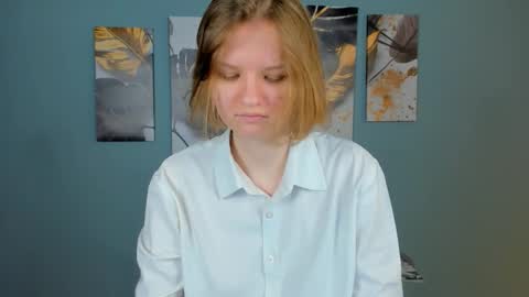 hi guys Im new here Im 18 years oldIve never had sex online show from 01/17/26, 02:22