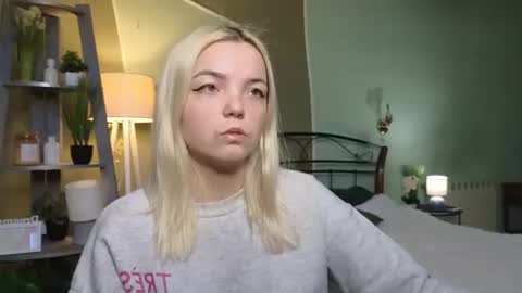 Snapshot of lilieanori chatting on 02/16/25, 06:54 Lilie online show from 02/16/25, 06:54