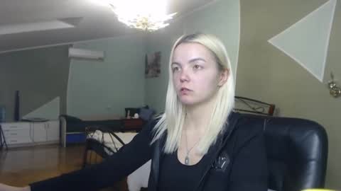 Snapshot of lilieanori chatting on 03/08/25, 11:28 Lilie online show from 03/08/25, 11:28