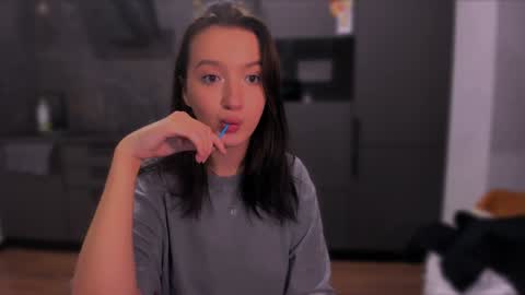 Snapshot of lililaluna chatting on 12/12/24, 06:31             ...  online show from 12/12/24, 06:31