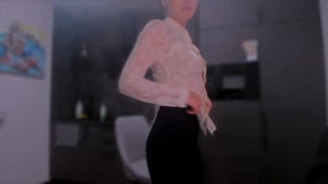 Snapshot of lililaluna chatting on 01/17/25, 03:32             ...  online show from 01/17/25, 03:32