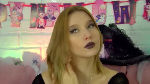 LiliLinn online show from 10/31/25, 04:35