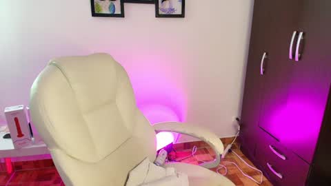 Snapshot of lilith01_ chatting on 07/23/26, 01:08 Leidy online show from 07/23/26, 01:08