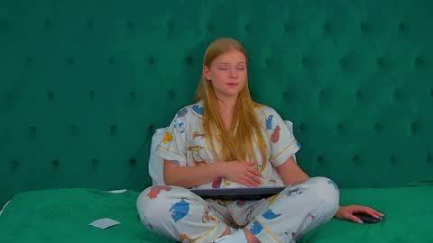 Snapshot of lilitrosen chatting on 09/15/25, 06:08 lilitrosen online show from 09/15/25, 06:08