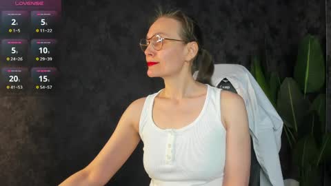 lillian_white1 online show from 03/24/26, 12:59