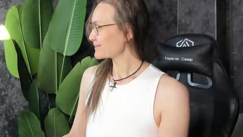 Snapshot of lillian_white1 chatting on 05/03/26, 01:00 lillian_white1 online show from 05/03/26, 01:00