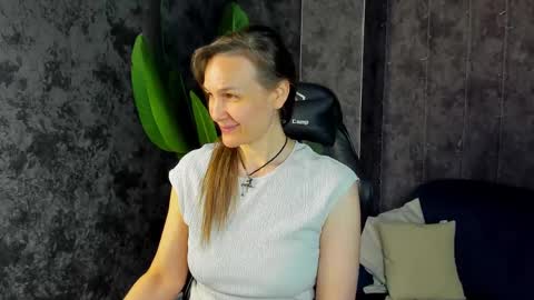 Snapshot of lillian_white1 chatting on 05/06/26, 01:14 lillian_white1 online show from 05/06/26, 01:14