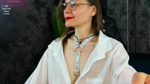 Snapshot of lillian_white1 chatting on 05/19/26, 01:00 lillian_white1 online show from 05/19/26, 01:00