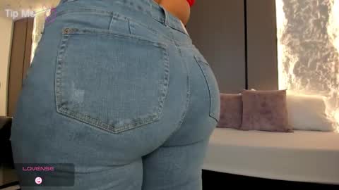 L I L L Y online show from 12/04/25, 12:36