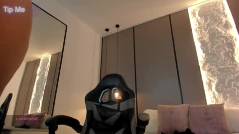 L I L L Y online show from 12/20/25, 12:34