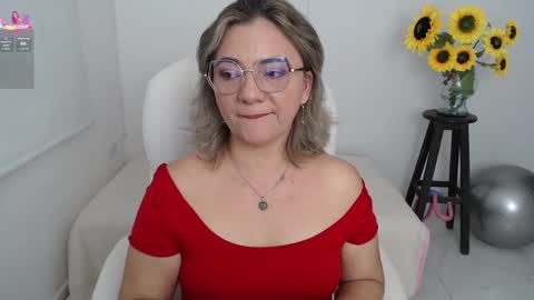 Snapshot of lilly_milf chatting on 09/13/25, 01:44 Lilly online show from 09/13/25, 01:44