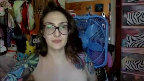 hi guys im back on here 3 online show from 10/18/25, 07:36