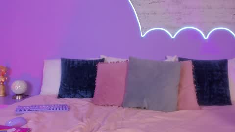 Lilou online show from 10/31/25, 04:08