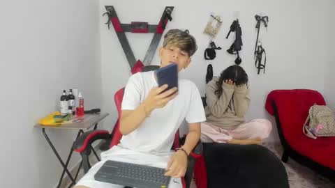 Lily and Lina online show from 12/05/25, 12:14