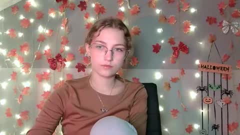 small lily online show from 10/09/25, 12:03
