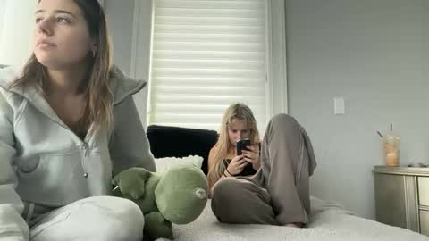 Snapshot of lilybrown07 chatting on 02/18/26, 06:37 lilybrown07 online show from 02/18/26, 06:37