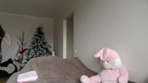 lilycandy_ online show from 11/17/25, 08:53
