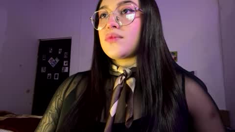 Snapshot of lilyhotson chatting on 06/05/26, 01:12 Lily online show from 06/05/26, 01:12