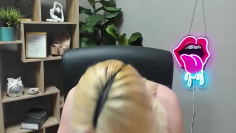 Snapshot of lilysweetxo chatting on 03/04/26, 07:25 Lily online show from 03/04/26, 07:25