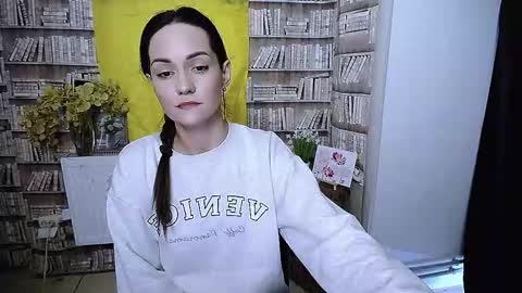 Lina online show from 11/24/25, 10:04