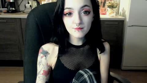 Lina 3  1715622743 online show from 12/31/24, 01:04