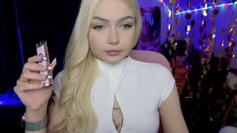 Snapshot of linalirian chatting on 04/23/26, 10:14 I am Lina online show from 04/23/26, 10:14