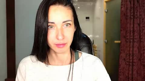 LinaLivee online show from 11/22/25, 07:46