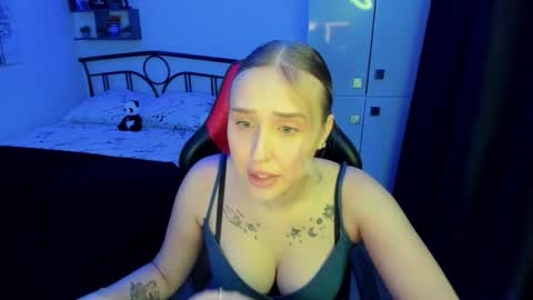 Snapshot of linatruly chatting on 10/17/25, 09:50 Lina online show from 10/17/25, 09:50