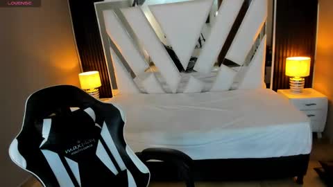  Linda  online show from 11/23/25, 01:00