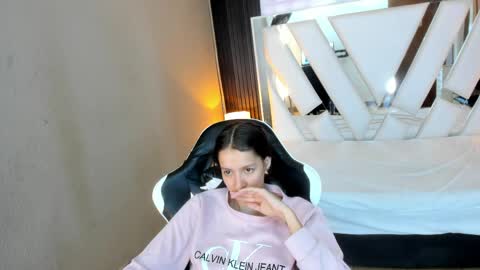 Snapshot of linda4petite chatting on 04/26/26, 01:42 Linda online show from 04/26/26, 01:42