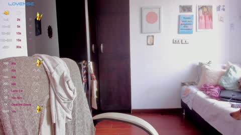 Giggles  online show from 01/10/25, 02:13