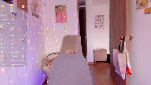 Giggles  online show from 09/18/25, 02:19