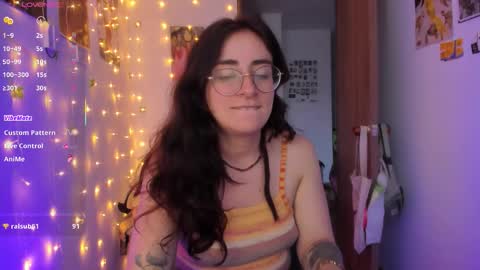 Giggles  online show from 11/05/25, 10:32