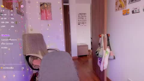 Giggles  online show from 11/22/25, 05:12