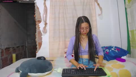 Snapshot of linda_naomi chatting on 12/26/24, 11:57 naomi online show from 12/26/24, 11:57