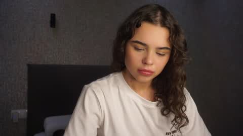 Snapshot of lindaaii chatting on 04/06/26, 01:12 Linda online show from 04/06/26, 01:12