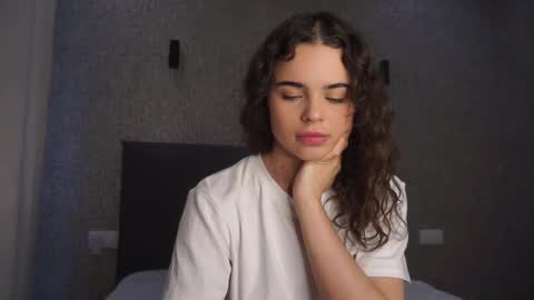 Snapshot of lindaaii chatting on 04/19/26, 01:10 Linda online show from 04/19/26, 01:10