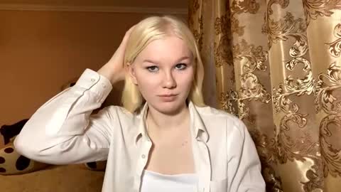 Luna online show from 11/11/25, 12:27