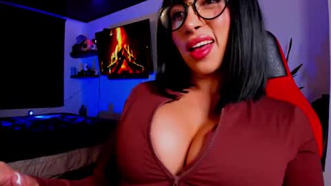 Snapshot of lindacherie chatting on 11/12/25, 01:17 Linda online show from 11/12/25, 01:17