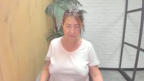 Snapshot of lindahottie chatting on 06/05/26, 06:52 Linda online show from 06/05/26, 06:52