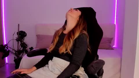 Linda  --  online show from 11/07/25, 05:13