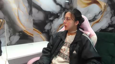 Snapshot of ling_ling24 chatting on 10/20/25, 03:40 ling ling24 online show from 10/20/25, 03:40