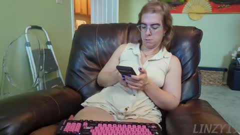 Snapshot of linzy19 chatting on 09/11/25, 01:33 Linzy19 online show from 09/11/25, 01:33